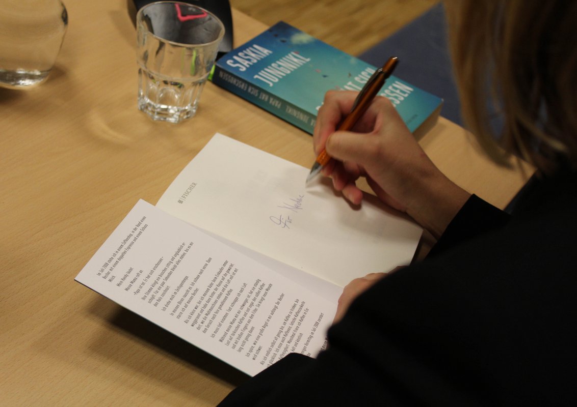 Trauer hat keine Deadline: Saskia Jungnikl liest aus ihrem Buch "Papa hat sich erschossen".