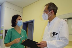 Ukrainisch sprechende Mitarbeitende helfen bei Behandlungsgesprächen