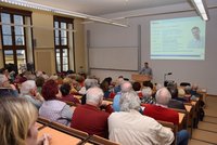 Chefarzt Dr. Tobias Schaaf referierte beim Seniorenkolleg