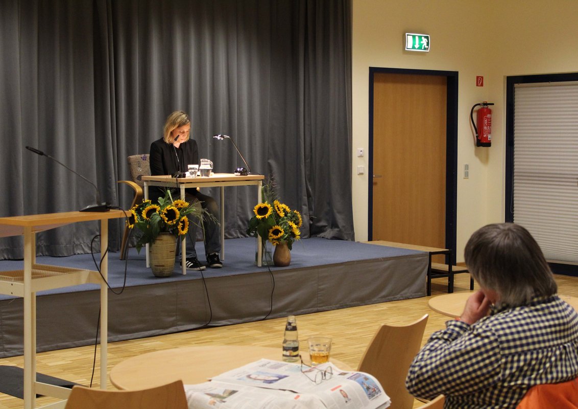 Trauer hat keine Deadline: Saskia Jungnikl liest aus ihrem Buch "Papa hat sich erschossen".
