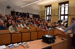 Chefarzt Dr. Tobias Schaaf referierte beim Seniorenkolleg