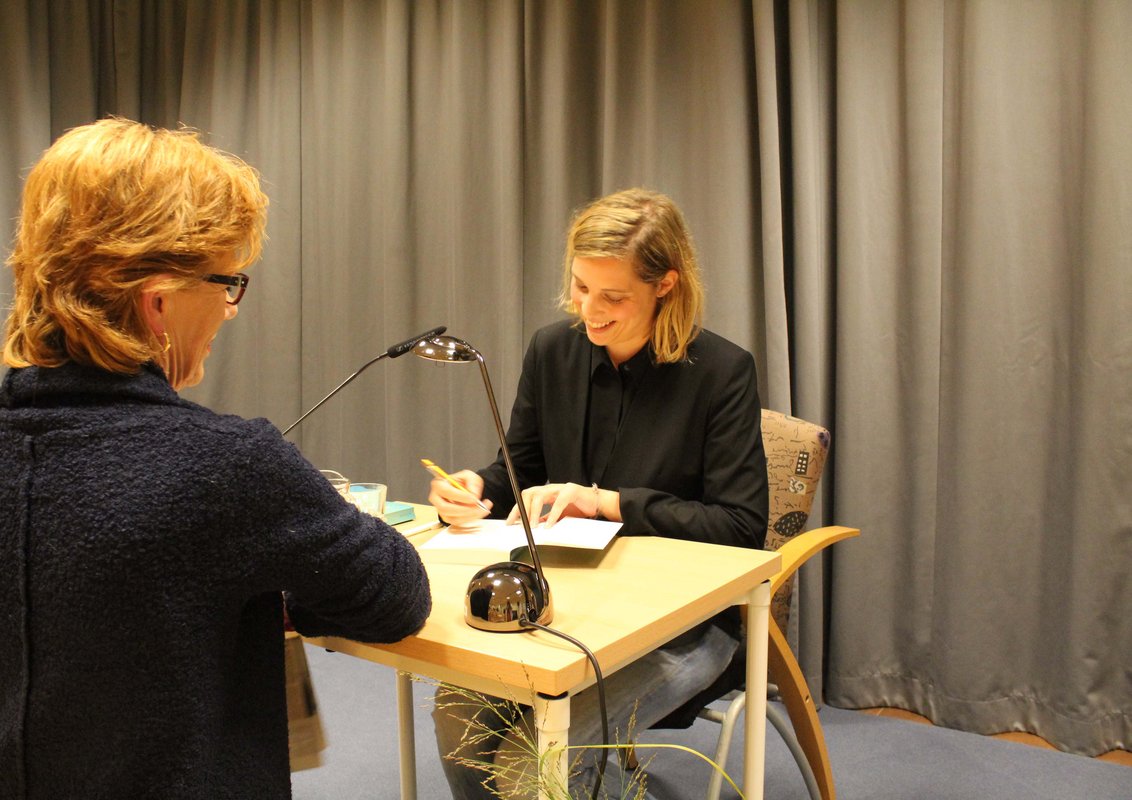 Trauer hat keine Deadline: Saskia Jungnikl liest aus ihrem Buch "Papa hat sich erschossen".