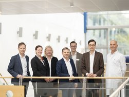 Gruppenfoto mit dem FDP-Politiker Garg auf Sommertour im AMEOS Klinikum Eutin