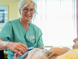Hebamme Katrin Herrmann untersucht eine Schwangere