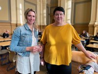 Porträt von zwei Frauen stehen in der Aula einer Schule