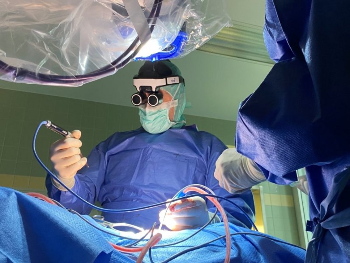 Ein Operationsteam operiert unter Einsatz des RoboticScopes