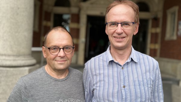 Grüne Damen und Herren suchen Unterstützung