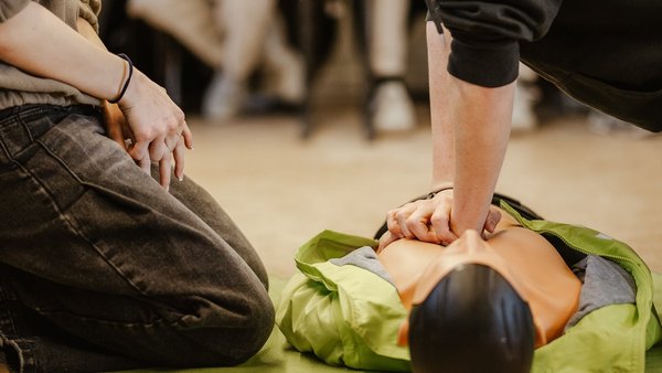 AMEOS und RDH unterstützen Reanimationstraining an Schulen