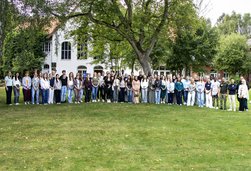 Das Bild zeigt 69 Auszubildende, die in ihre berufliche Zukunft starten