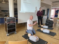 Dr. med. Karl-Heinz Binias und Andreas Mitrasch zeigten den Teilnehmenden die drei wichtigsten Eckpunkte der Wiederbelebung: Prüfen, Rufen, Drücken.