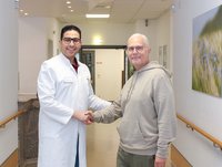 Dr. med. Ahmed Elmenshawy und sein Patient nach der OP
