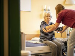 Moderne Geriatrie in Middelburg hilft, nach einer Krankheit oder einem Sturz wieder festen Boden unter den Füßen zu gewinnen.