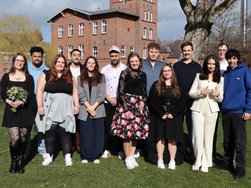 Gruppenfoto der dreizehn Absolventinnen und Absolventen Gruppenfoto der dreizehn Absolventinnen und Absolventen