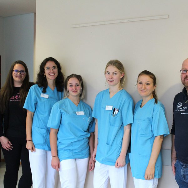 Linzer Auszubildende besuchen Neuburger Krankenhaus
