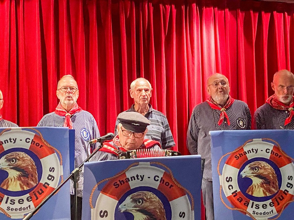 Die Schaalseejungs bei ihrem letzten Auftritt im AMEOS Senioren Wohnsitz Ratzeburg. (© AMEOS)