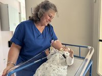 Pflegefachkraft hält Übungspuppe
