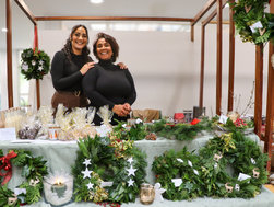 Mutter und Tochter verkaufen erfolgreich ihre kunstvoll gestalteten Adventskränze.