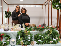 Mutter und Tochter verkaufen erfolgreich ihre kunstvoll gestalteten Adventskränze.