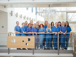 Das gesamte Hebammenteam lächelt in die Kamera im AMEOS Klinikum Eutin (© AMEOS).