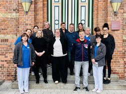 Die Teamleitungen der Abteilungen mit Pflegedienstleitung Jessica Hafemann (mittig, vorne) am AMEOS Klinikum Ueckermünde.