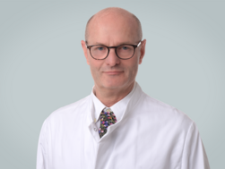 Portraitaufnahme des leitenden Oberarztes Mark Becker