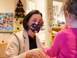 Pflegedirektorin Meike Schoop überreicht die Adventskalender an die Kinder im AMEOS Reha Klinikum. 