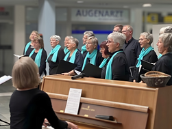 Der A-Cappella-Chor Ratzeburg bei einem Konzert im AMEOS Senioren Wohnsitz (© AMEOS)