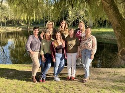 Das Hebammenteam am AMEOS Hanse Klinikum Anklam. Vorne, v.r.n.l.: Kristin Lüthke, Anke Witt, Anna Klein, Antje Rehn, Paula Schöne. Hinten, v.l.n.r.: Sonja Scholz, Jennifer Segebrecht und Josephine Klementz. 