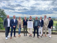 Gruppenfoto. Sandy Kneist hält stolz die Urkunde in den Händen. 