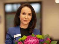 Schulleiterin Mehtap Harsdorf mit Blumenstrauß