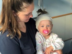 Anna kurz nach der Cochlea Implantat Operation