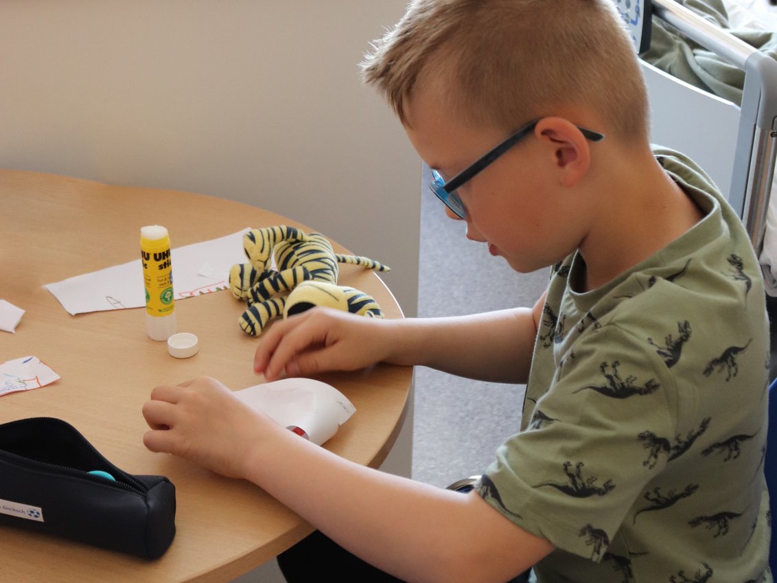 Kindertag: Mateo probiert die neuen Stiften gleich aus 