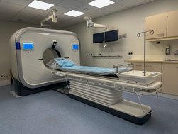 Neuer CT in der Radiologie Moderner Computertomograph mit Liege für Patientinnen und Patienten steht in einem Behandlungsraum in der Radiologie