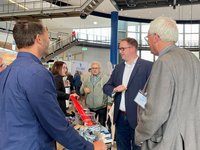 Bürgermeister Jan Lindenau im Gespräch am Messestand der AMEOS Häuser aus der Region Nord. 