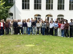 Gruppenfoto der neuen Pflege- und Ergo-Auszubildenden in Neustadt