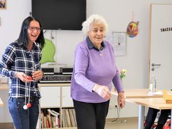 Giesla Giering (Gast in der AMEOS Tagespflege Mölln) übt sich im Kugelwerfen. 