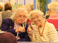 Zwei Bewohnerinnen stoßen auf das neue Jahr an (© AMEOS)