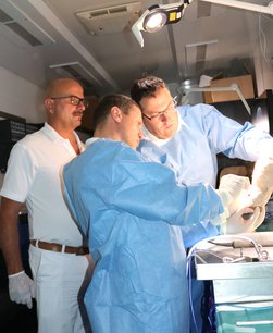 Kniegelenk-OPs unter realen Bedingungen in mobilem Trainingszentrum