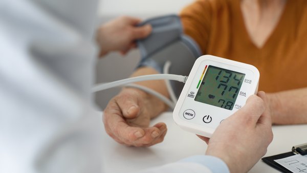 Dr. med. Frank Aedtner berät in Telefon-Sprechstunde