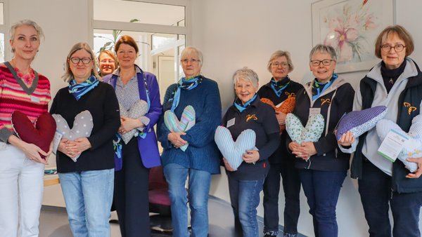LandFrauen spenden Herzkissen an Rehabilitandinnen