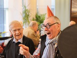 Zwei Bewohner des AMEOS Senioren Wohnsitz Ratzeburg lachen über Verkleidungen. (© AMEOS)