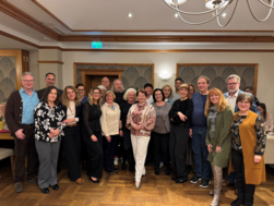 Regionalgeschäftsführer der AMEOS Süd, Thomas Pfeifer (2. v. l.), Pflegedirektor Walter Unterhuber (1. v. l.), Ärztliche Direktorin, Dr. med. univ. Margarete Liebmann (Mitte) und Krankenhausdirektor Marco Woltermann (2. v. r.), ehrten langjährige Mitarbeitende.