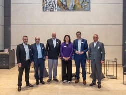 Auf diesem Bild sind die Teilnehmenden Florian Albert, Thomas Bublitz, Dr. Axel Paeger, Prof. Dr. Henriette Neumayer, Sebastian Schmidt und Michael Dieckmann zu sehen