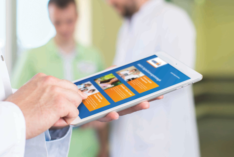 Tablet im Fokus, eine Hand streicht darüber